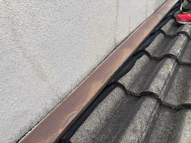 名古屋市天白区｜原因不明の雨漏り！調査の結果、取り合い部分の雨押え板金増設で対応しました